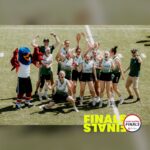Constables Ladies jubeln im Foto mit der Trophäe über den Sieg im Finale und den gewonnenen FLL Titel