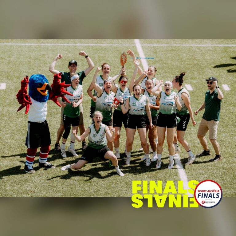 Constables Ladies jubeln im Foto mit der Trophäe über den Sieg im Finale und den gewonnenen FLL Titel